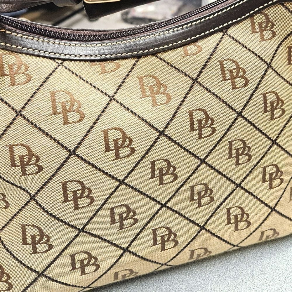 DOONEY & BOURKE MAXI QUILT SMALL EAST /WEST SLOUCH LEATHER STRAP PURSE - Picture 5 of 17